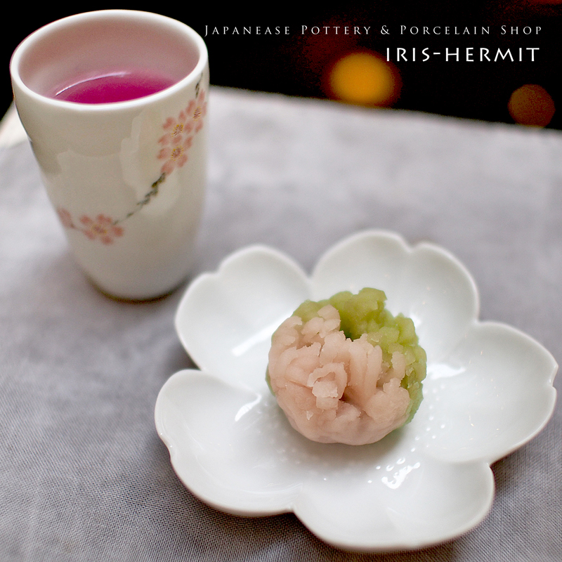 『桜』のカクテルを入れて、春らしい和菓子を盛った『白磁桜小皿』と一緒にコーデしてみました♪