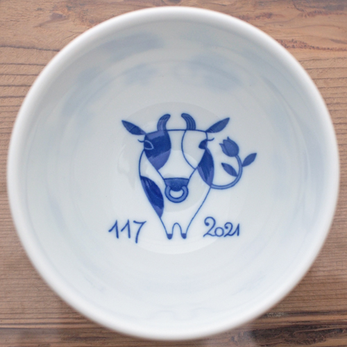 お茶碗の見込に、２０２１年の干支『牛』のユニークな絵が描かれています。。-  有田陶器市『牛』朝粥茶碗〜香蘭社〜有田焼